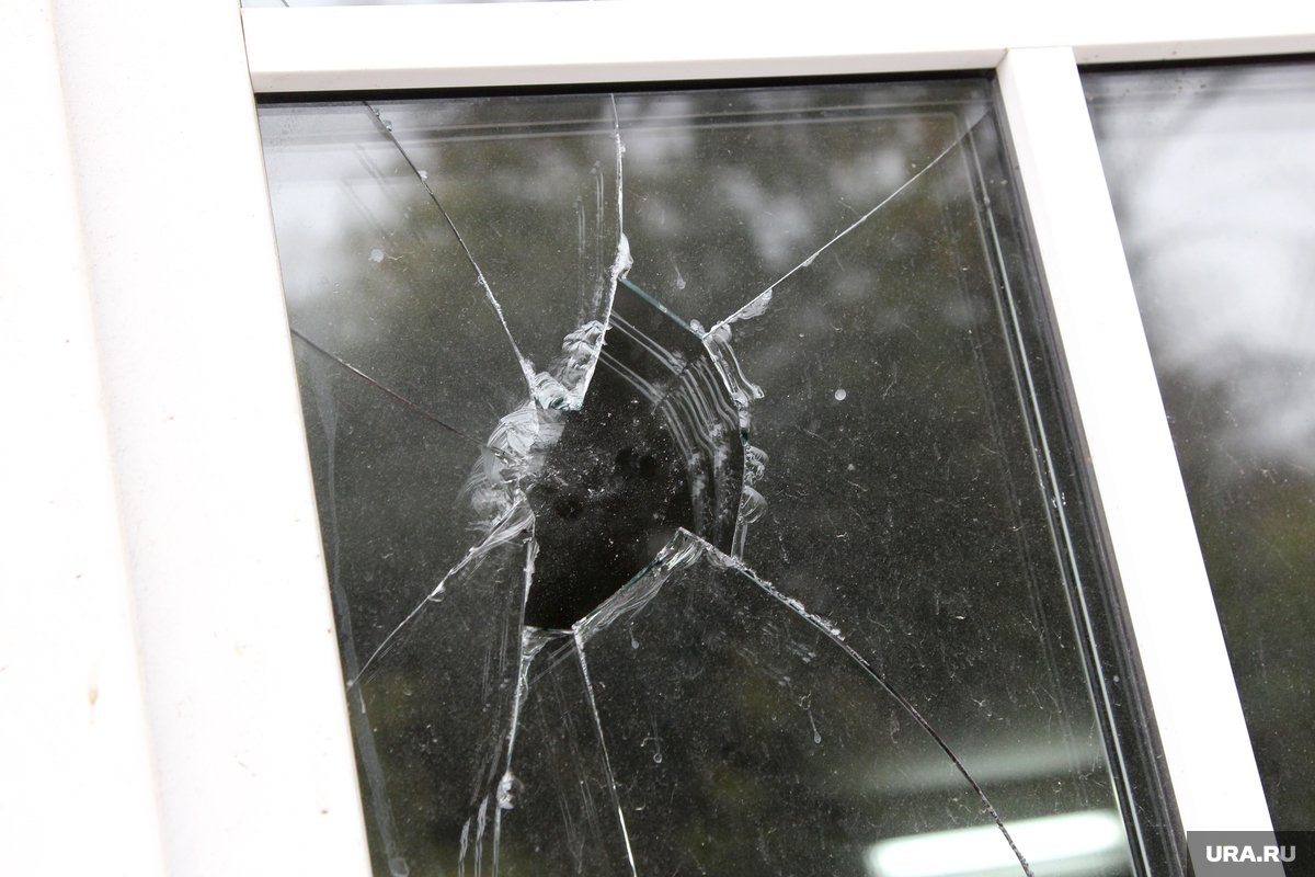 Разбить стекло дома. Разбитое окно. Трещина на стекле окна. Разбитое окно в квартире. Разбитое стекло в окне.