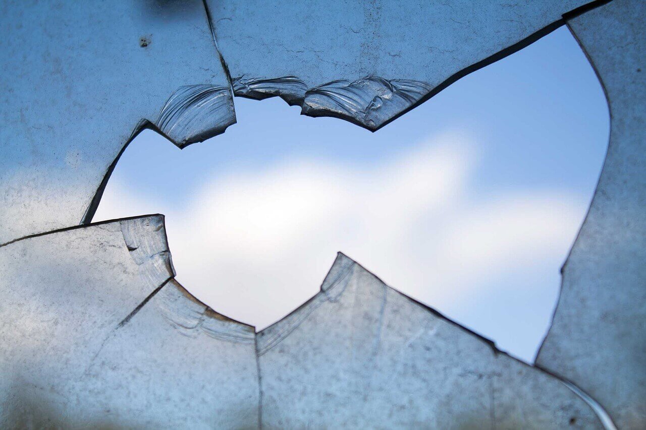 разбитое пластиковое окно фото