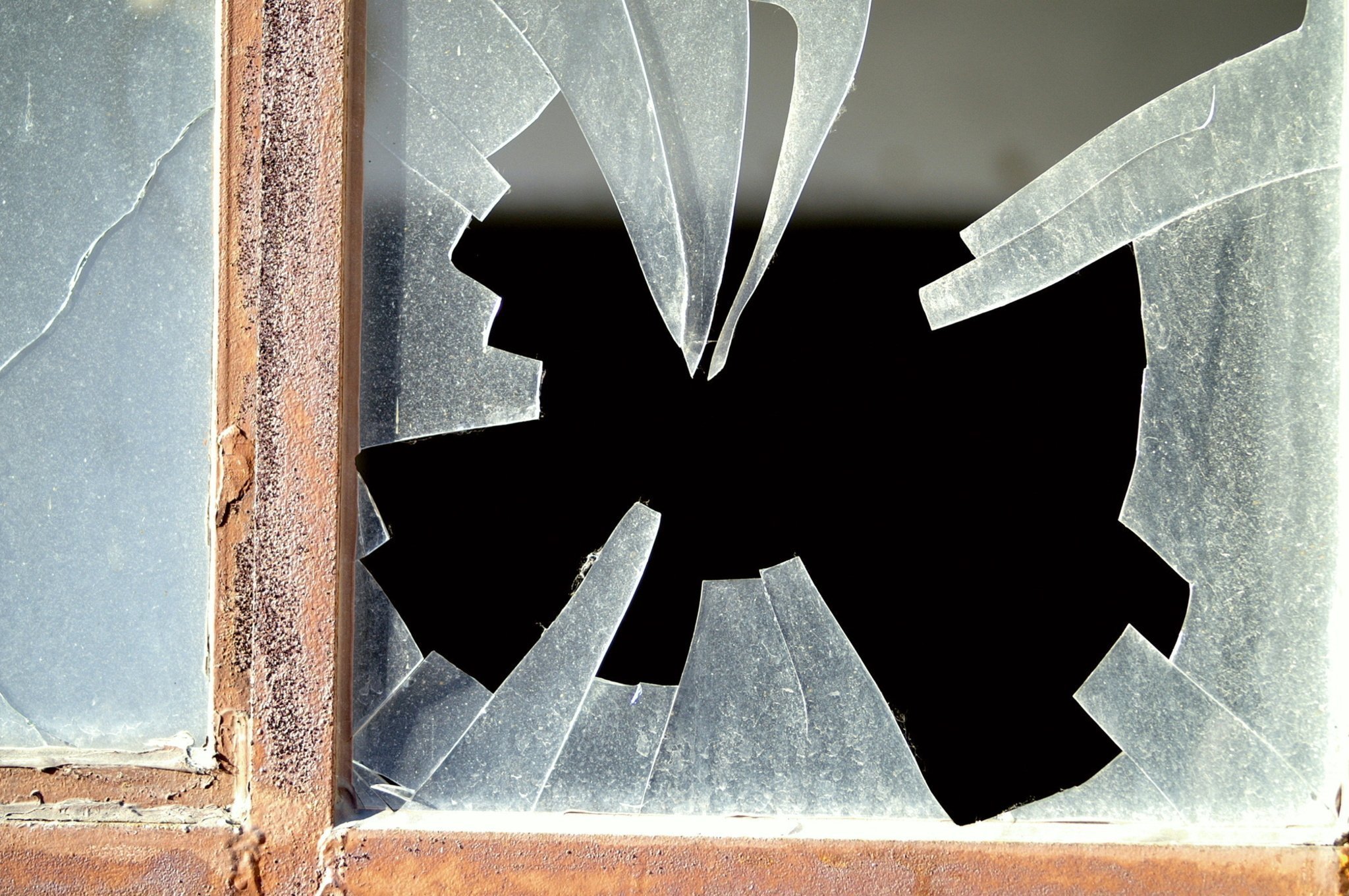 Разбить стекло дома. Разбитое окно. Разбитое окно в доме. Разбитые окна в доме. Разбитое стекло в окне.