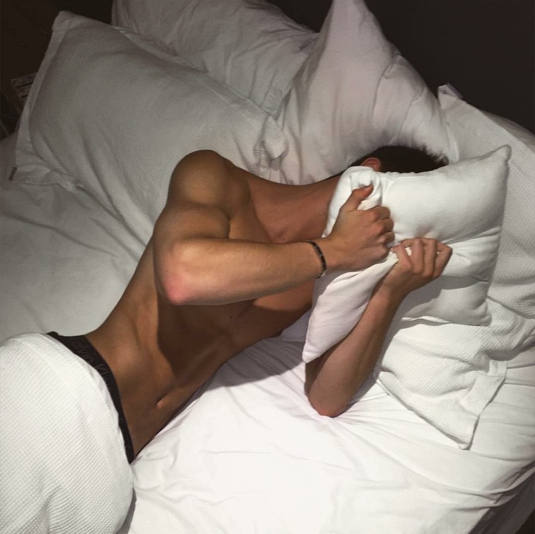 домашние фото мужчин в постели