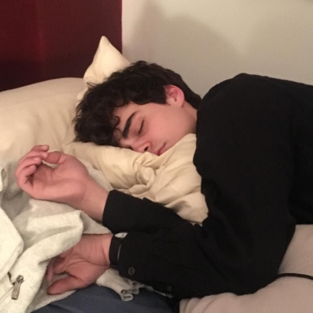 Спящего 14 летнего. Спящий парень. Милые парни спят. Спящие парни.