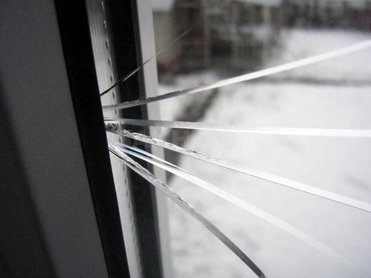 Трещина на окне. Термошок стекла в стеклопакете. Треснул стеклопакет. Лопнул стеклопакет. Разбитое стекло пластиковое окно.