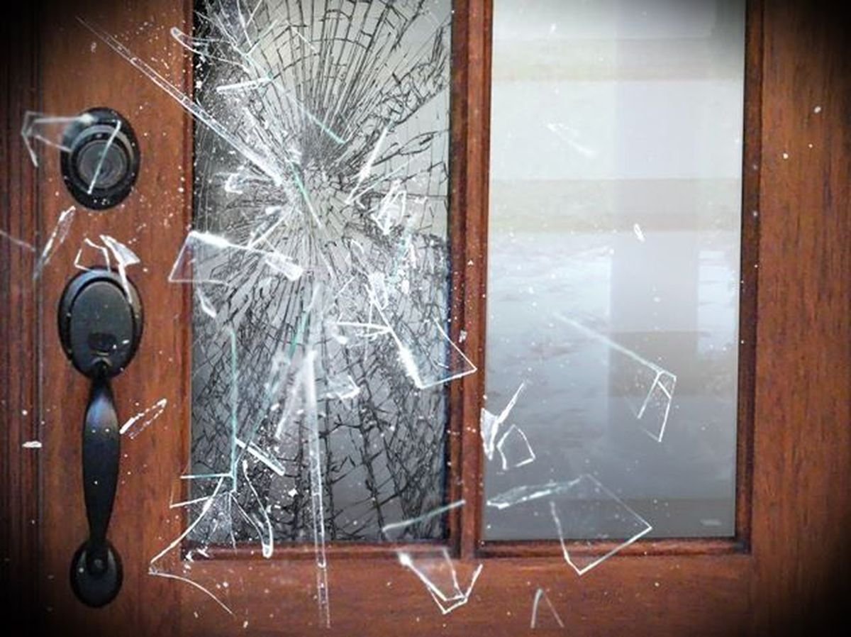 Разбить стекло дома. Стеклопакеты с трещинами. Треснул стеклопакет. Снимок разбитого стекла в деревянной раме. Разбитая стеклянная дверь.