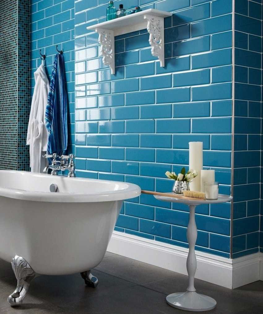 Ванная с голубой плиткой