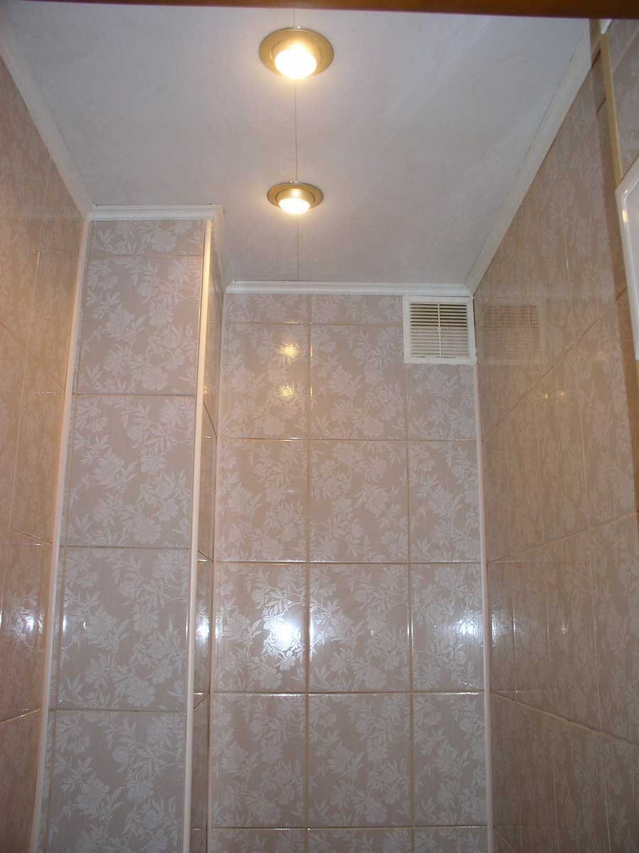 потолок в туалете варианты отделки