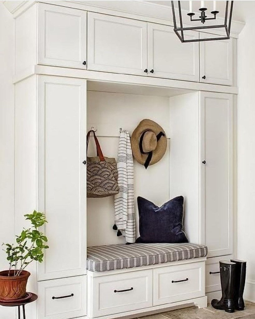 Белая прихожая с деревянной столешницей