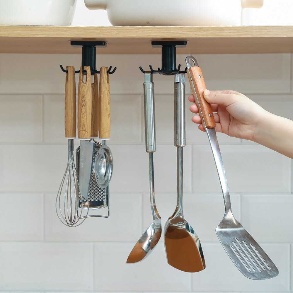 Использование свободной части стены в кухонном интерьере для хранения посуды
