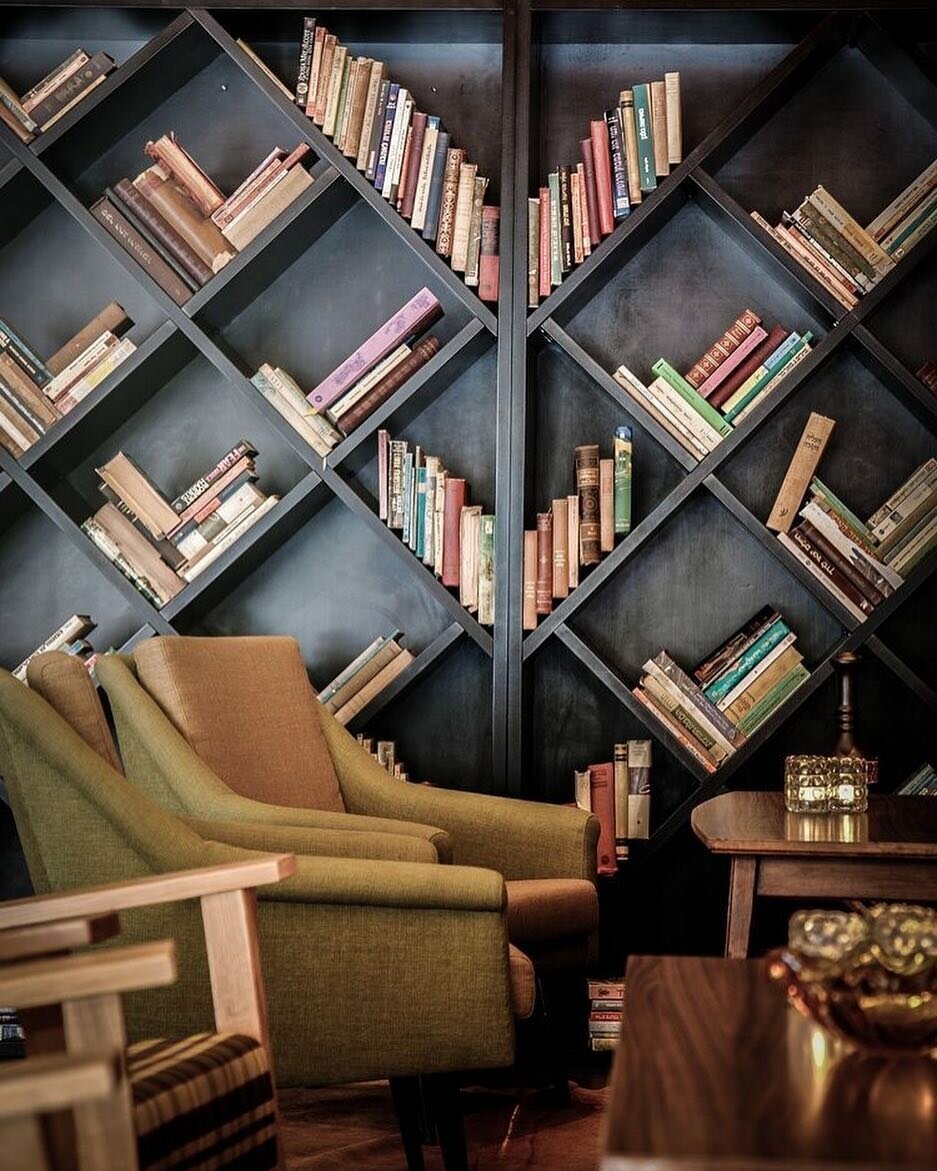 Книжные полки в интерьере