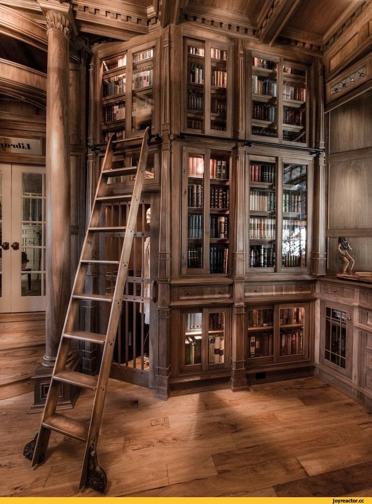 Старинный книжный шкаф