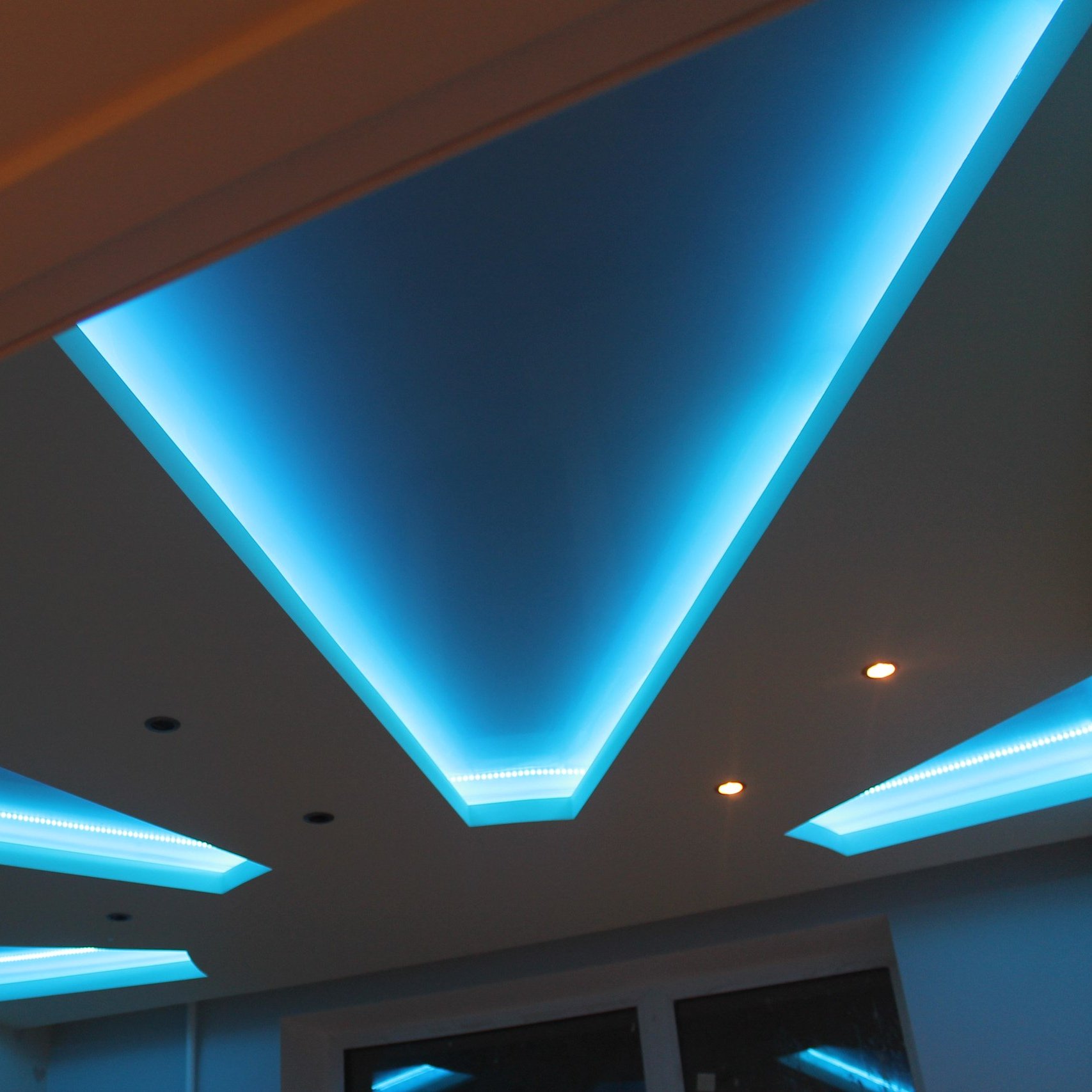 Потолок из гипсокартона с подсветкой фото