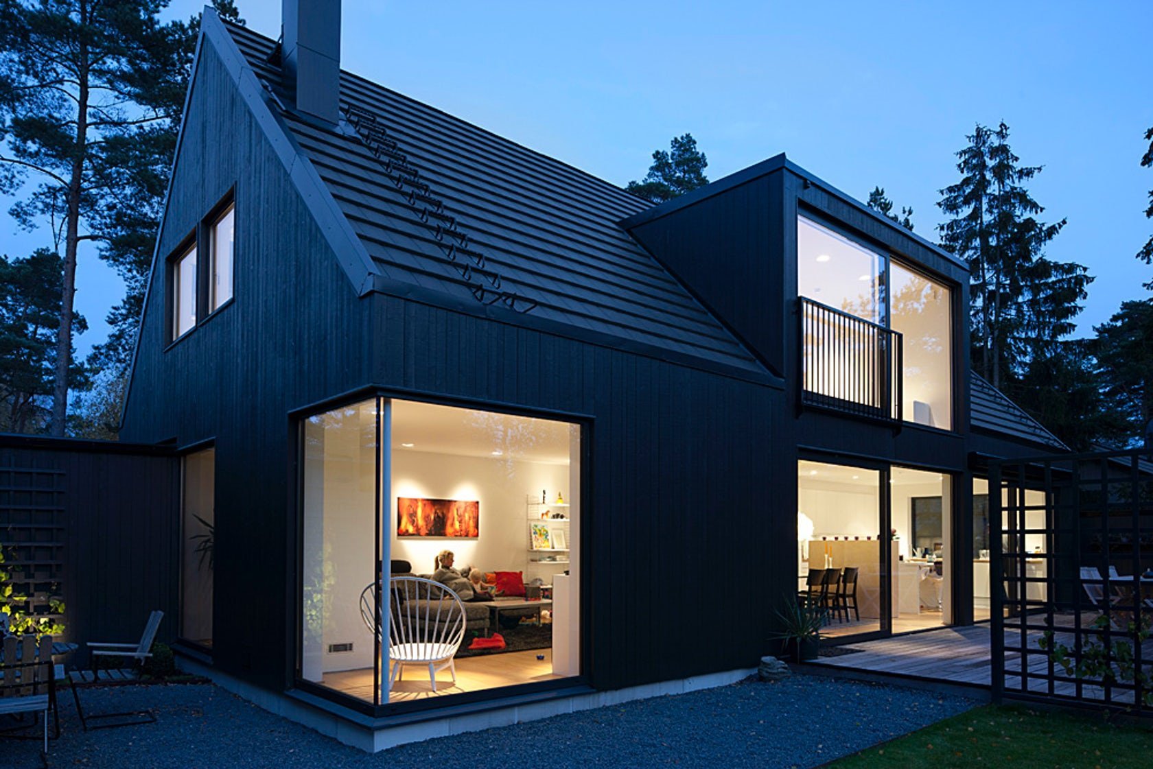 Красивый черный дом. Барнхаус Нордик Вуд. Барнхаус с панорамным остеклением. Норвежско шведский барнхаус. Скандинавский дом барнхаус.