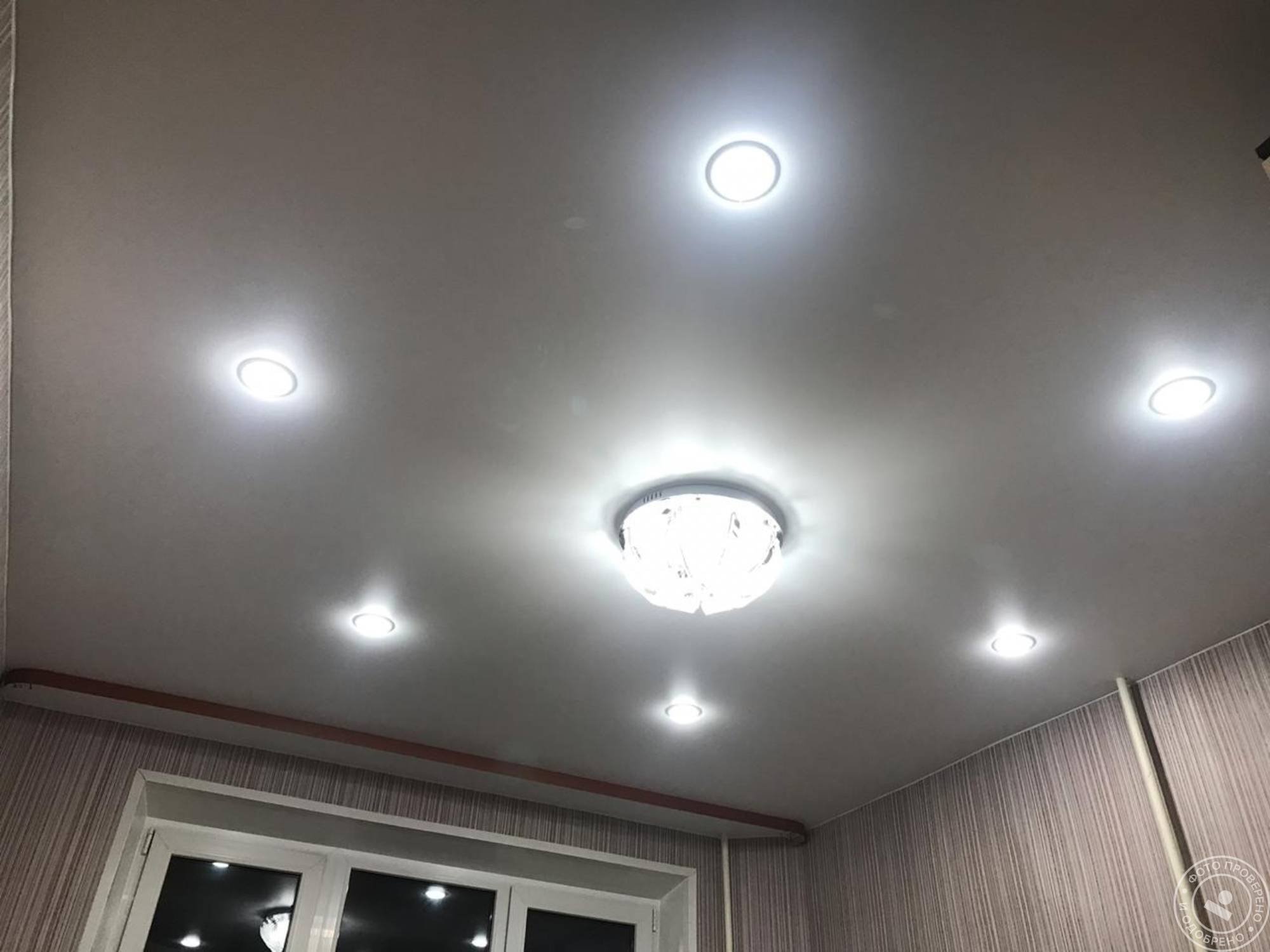 Как расположить точечные светильники на натяжном потолке в спальне фото