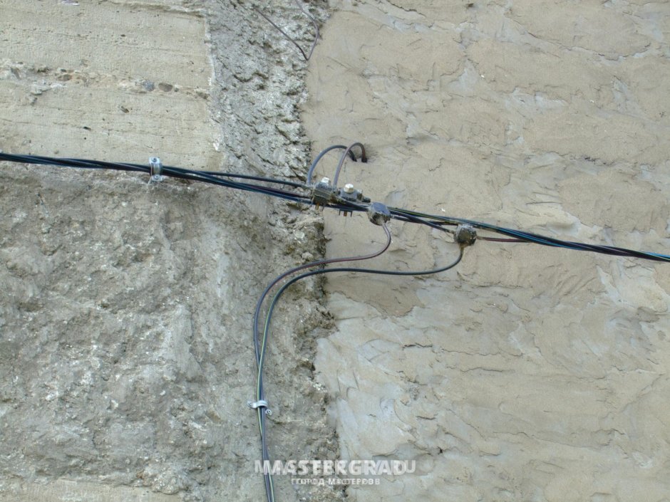 Крепление провода СИП К столбу