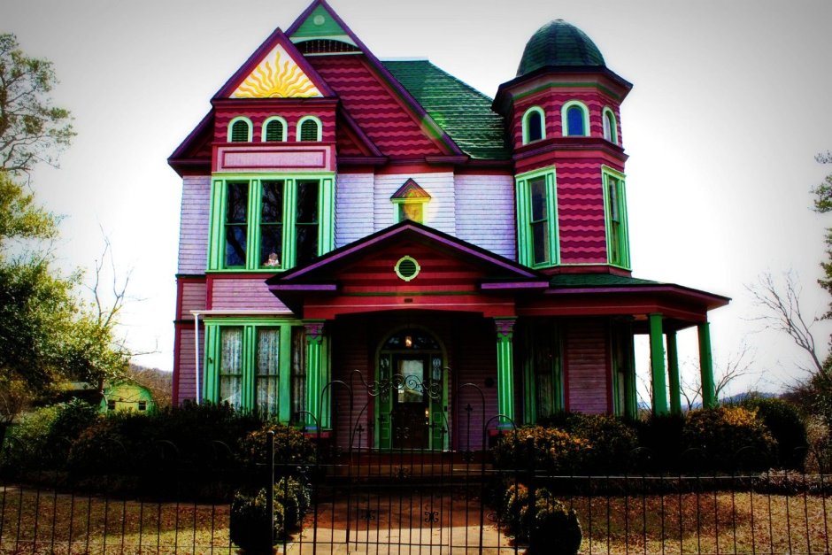 Огромный дом разноцветный