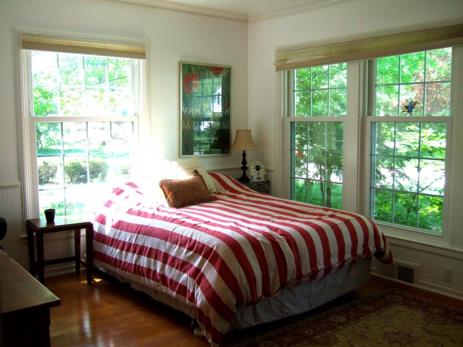 Маленькая спальня с двумя окнами