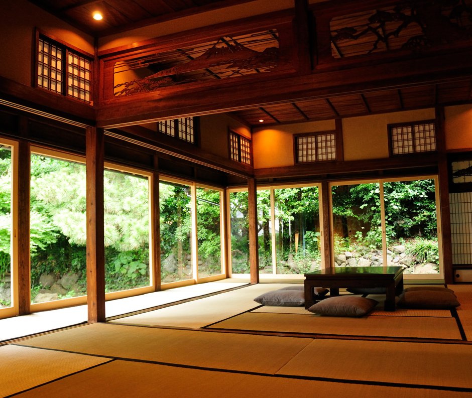 Окно в японском современном доме