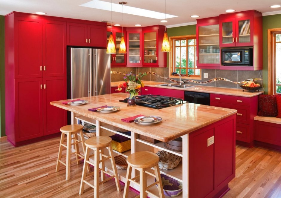 Красная кухня яркая