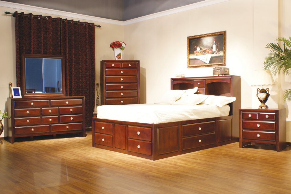 Спальня с коричневой деревянной мебелью