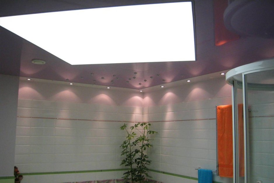 Подвесной светящийся потолок в ванной