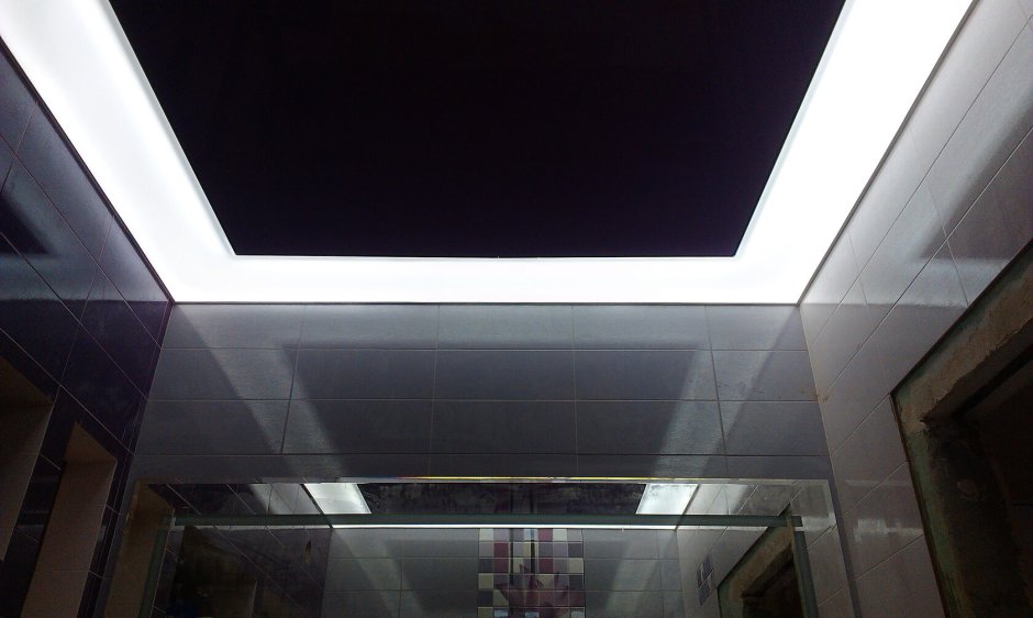 Светящийся натяжной потолок в ванной