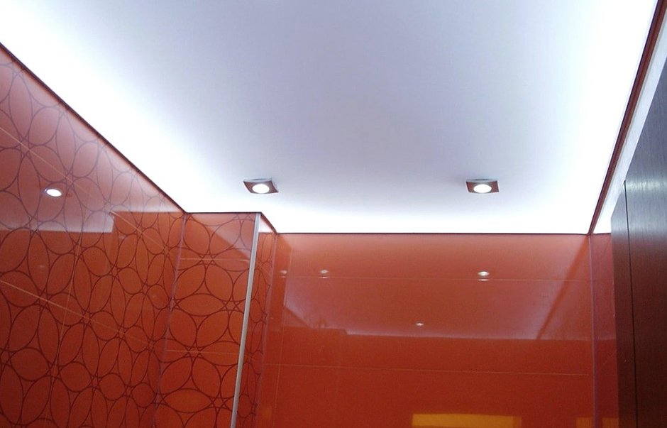 Полупрозрачный натяжной потолок в ванной