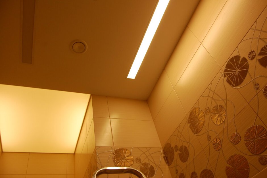 Освещение потолка в ванной