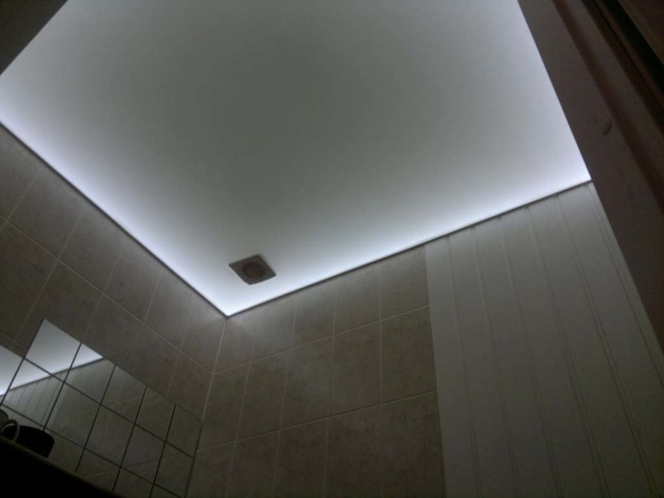 Натяжной потолок с подсветкой в санузле