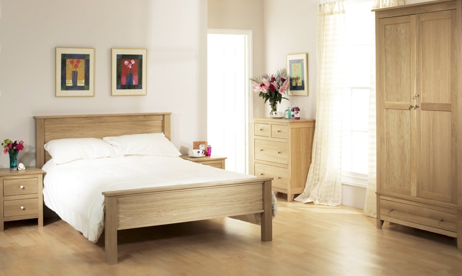 Белая спальня с мебелью цвета дерево