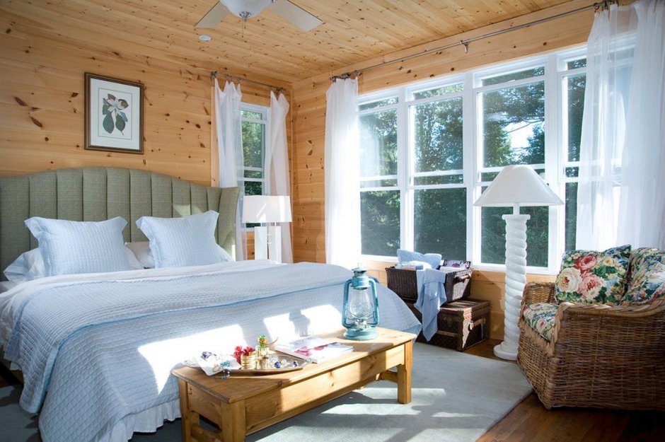 Спальня в деревянном доме вагонка