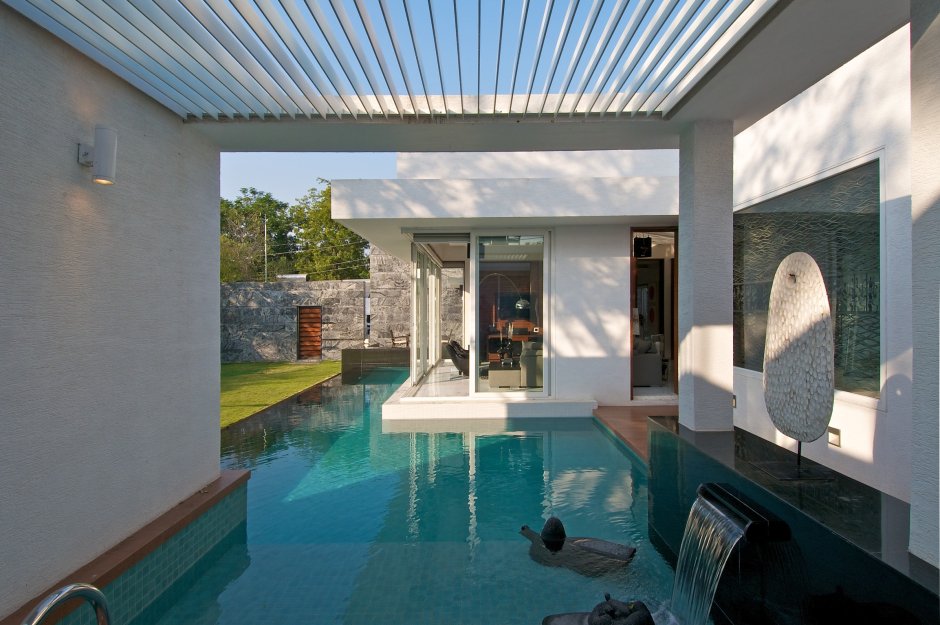 Одноэтажный дом с бассейном внутри