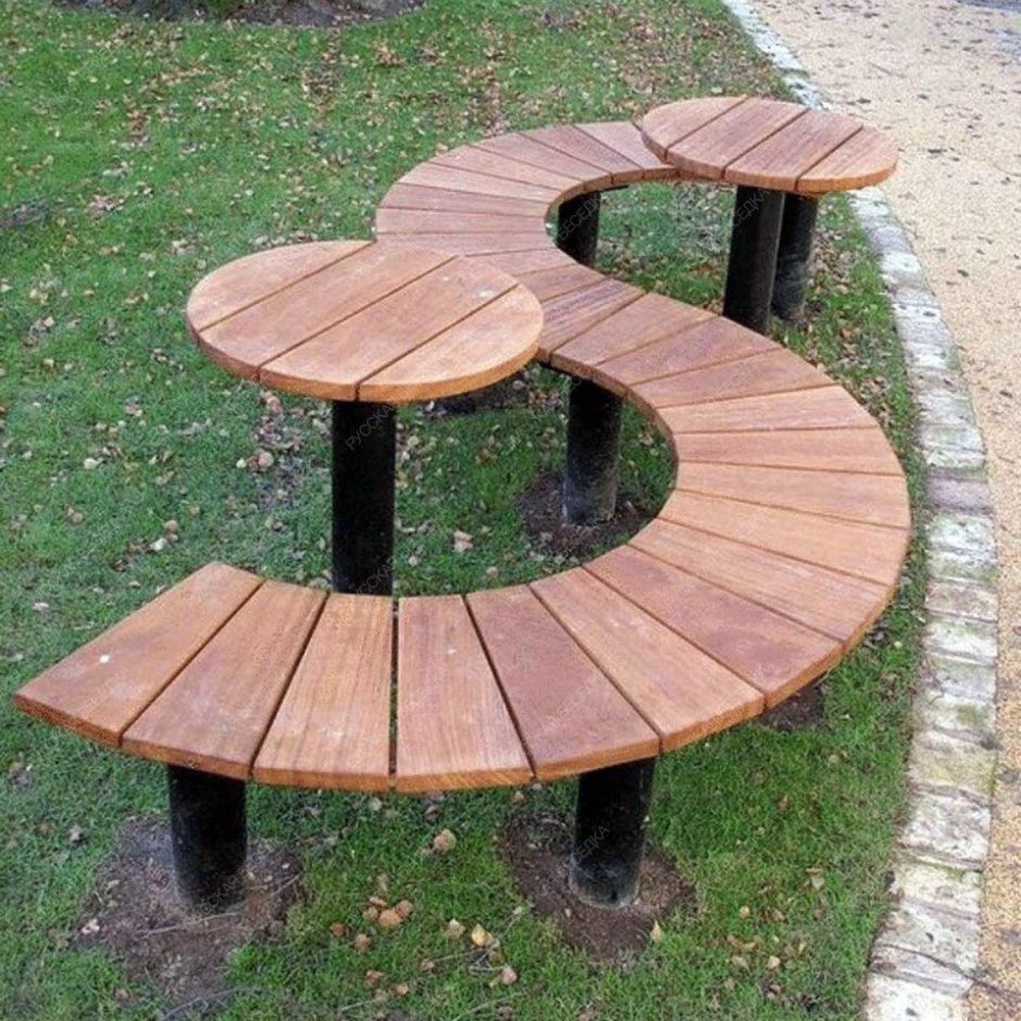 Деревянный стол со скамейками