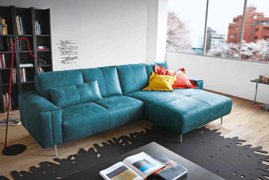 Бирюзовый кожаный диван в интерьере