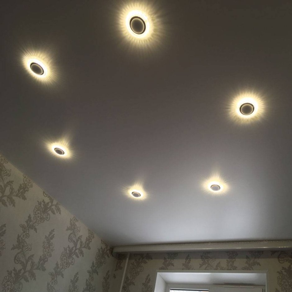Потолок в зале с точечными светильниками
