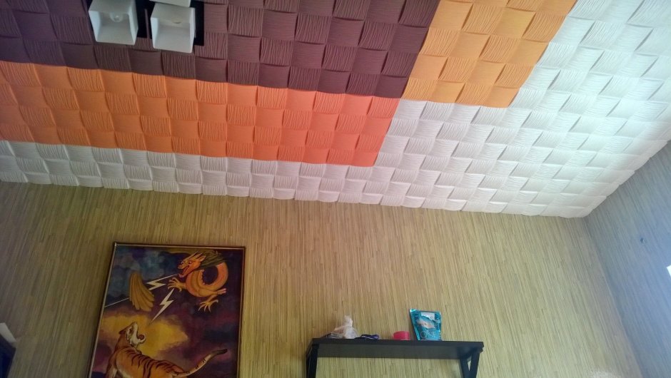 Цветной плиточный потолок