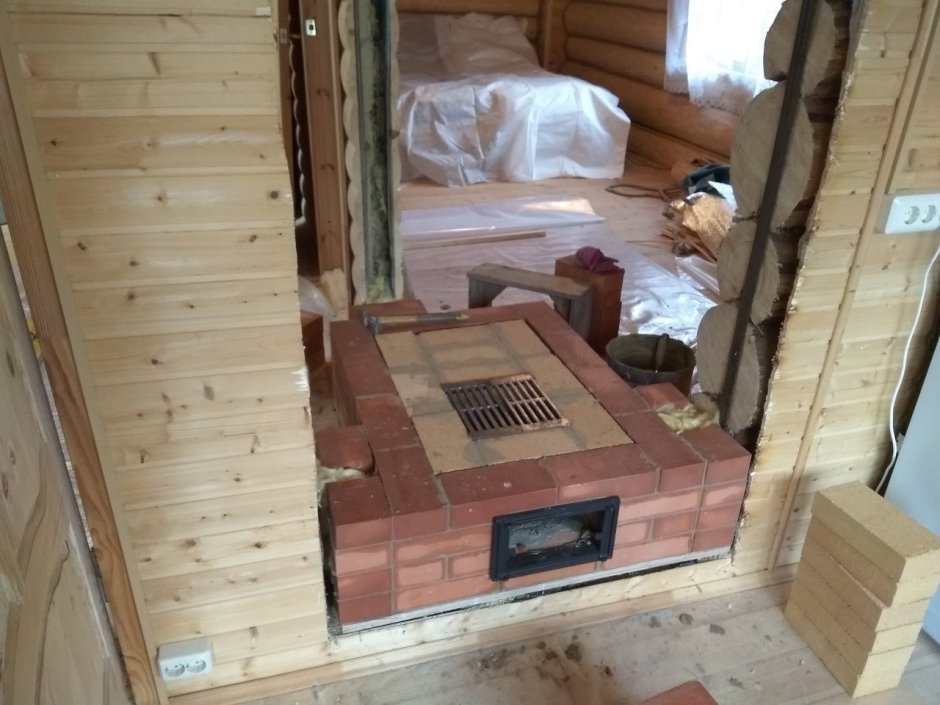 Кирпичная печь в деревянном доме