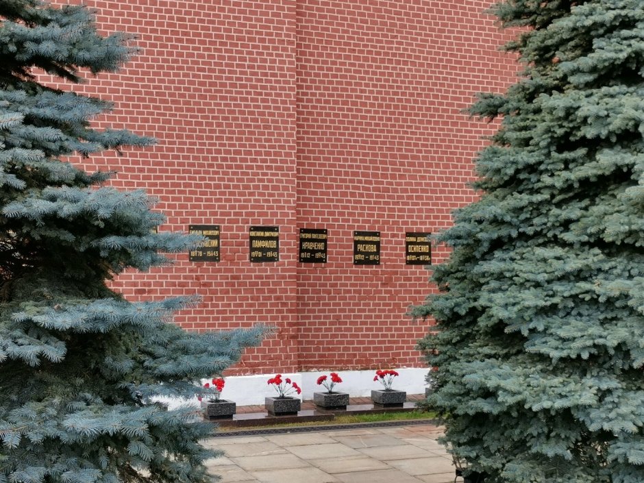 Рокоссовский у кремлевской стены