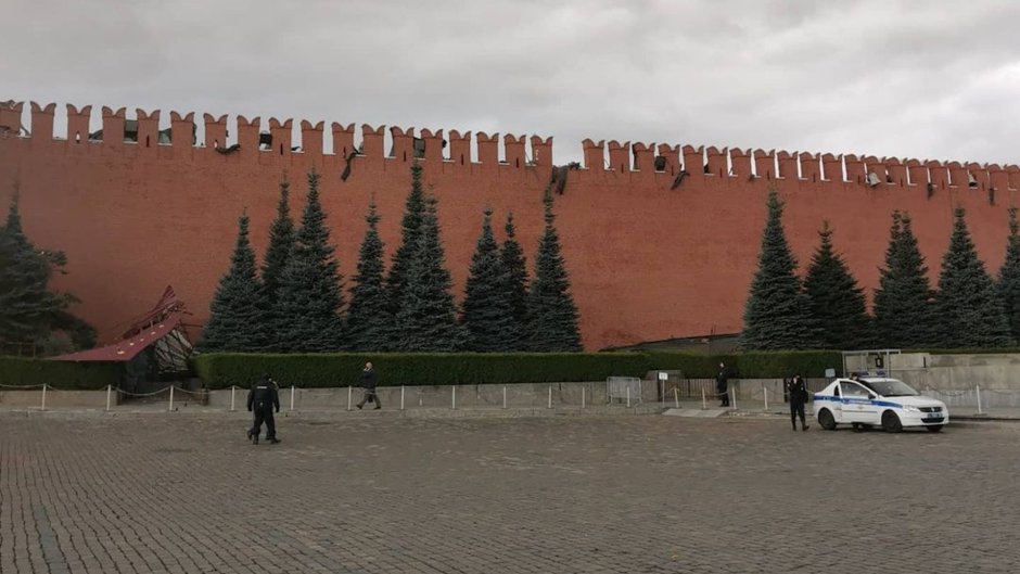 Люди отдыхают у стен Кремля