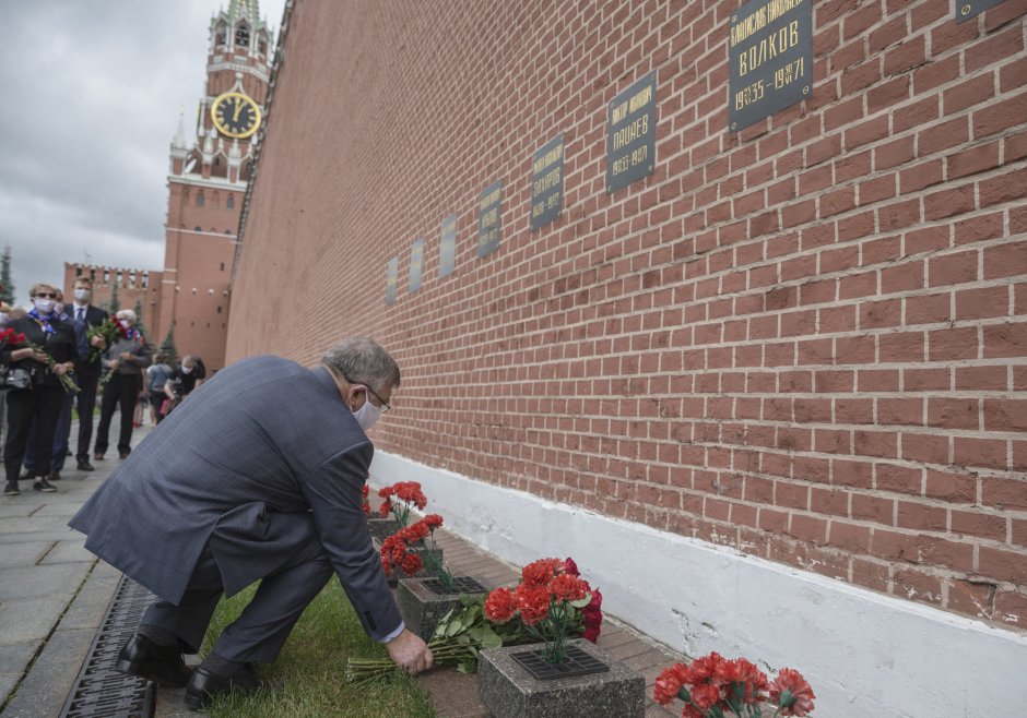 Бронзовый дяденька у кремлевской стены