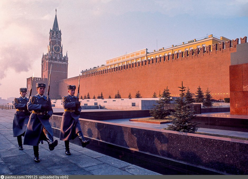 Кремлевская стена март