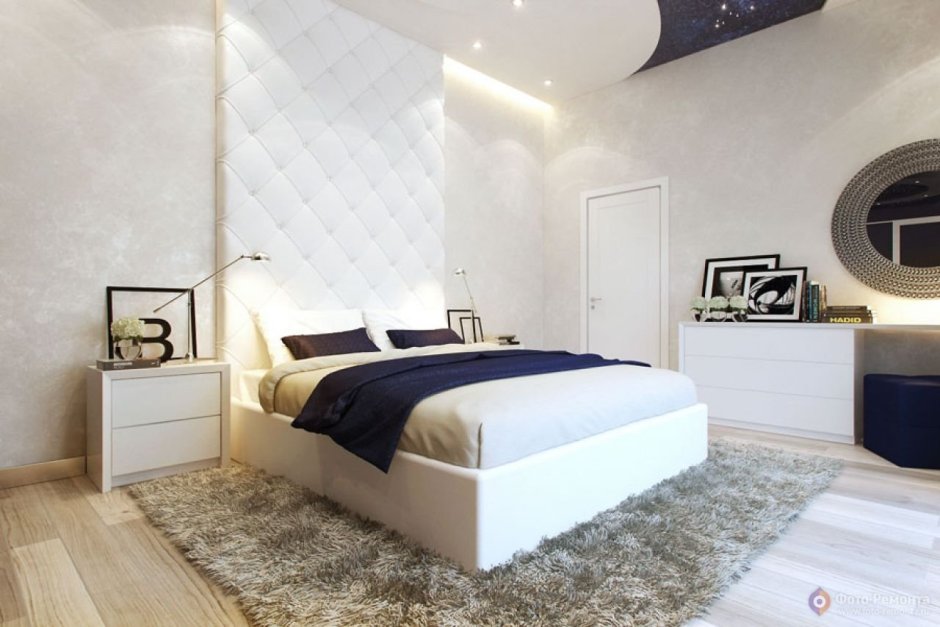 Современный интерьер спальни с белой кроватью