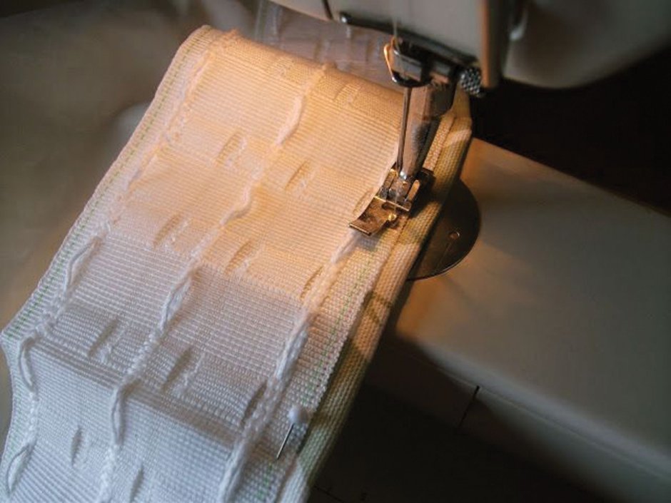 При подшиве штор ткань смещается