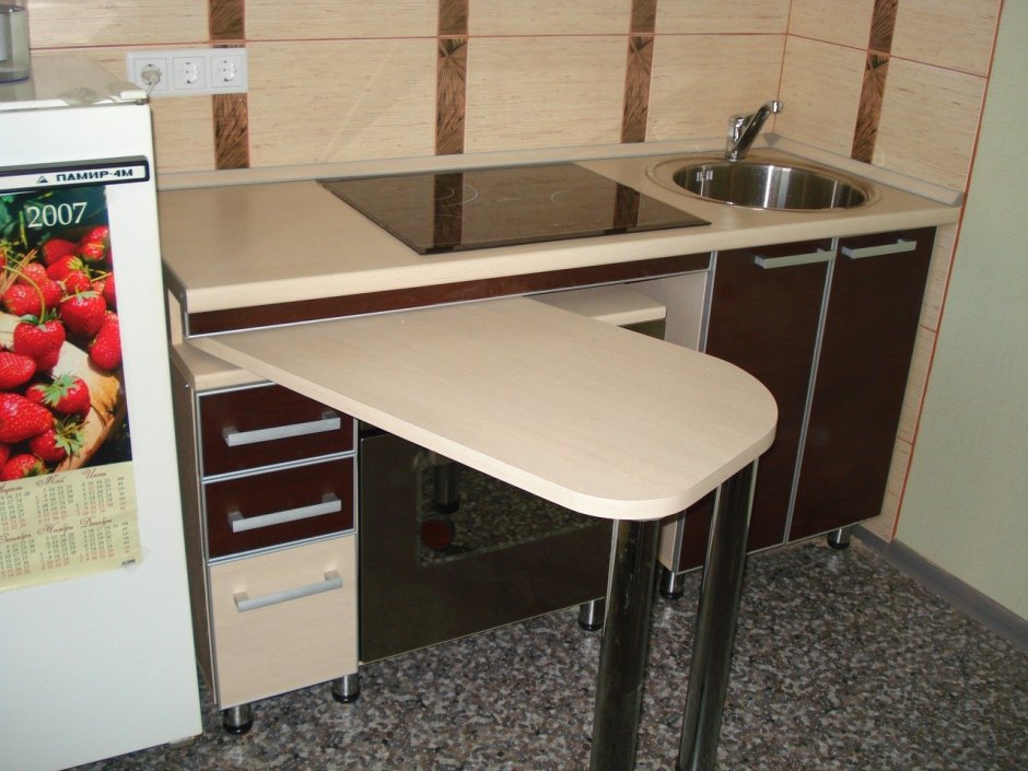 Кухонный гарнитур с выдвижным столом