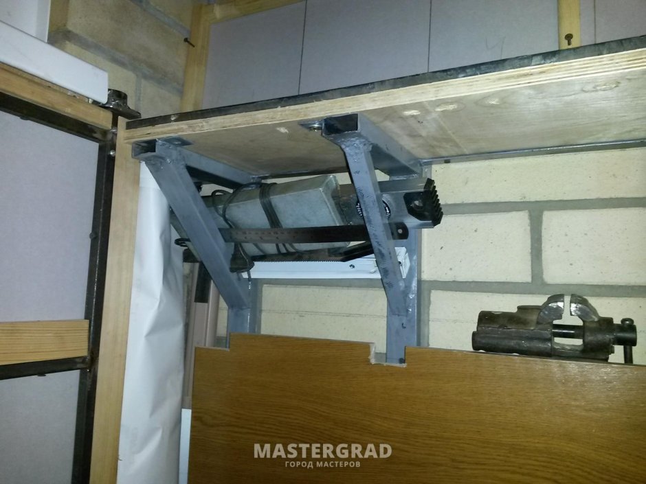 Складной столик в гараж
