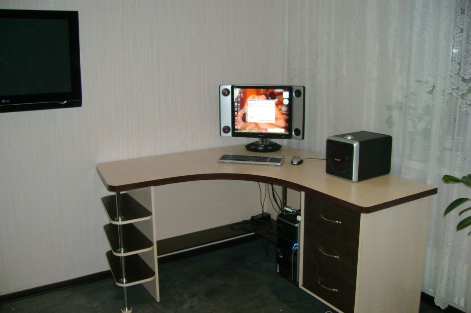 Угловой компьютерный стол на 2 монитора