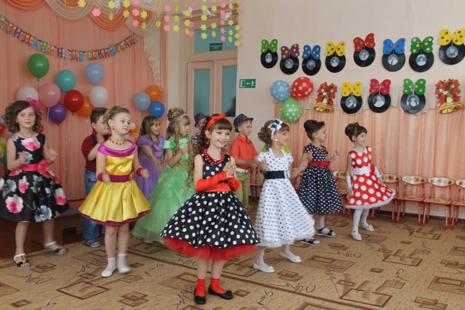Украшение зала в стиле Стиляги в детском саду