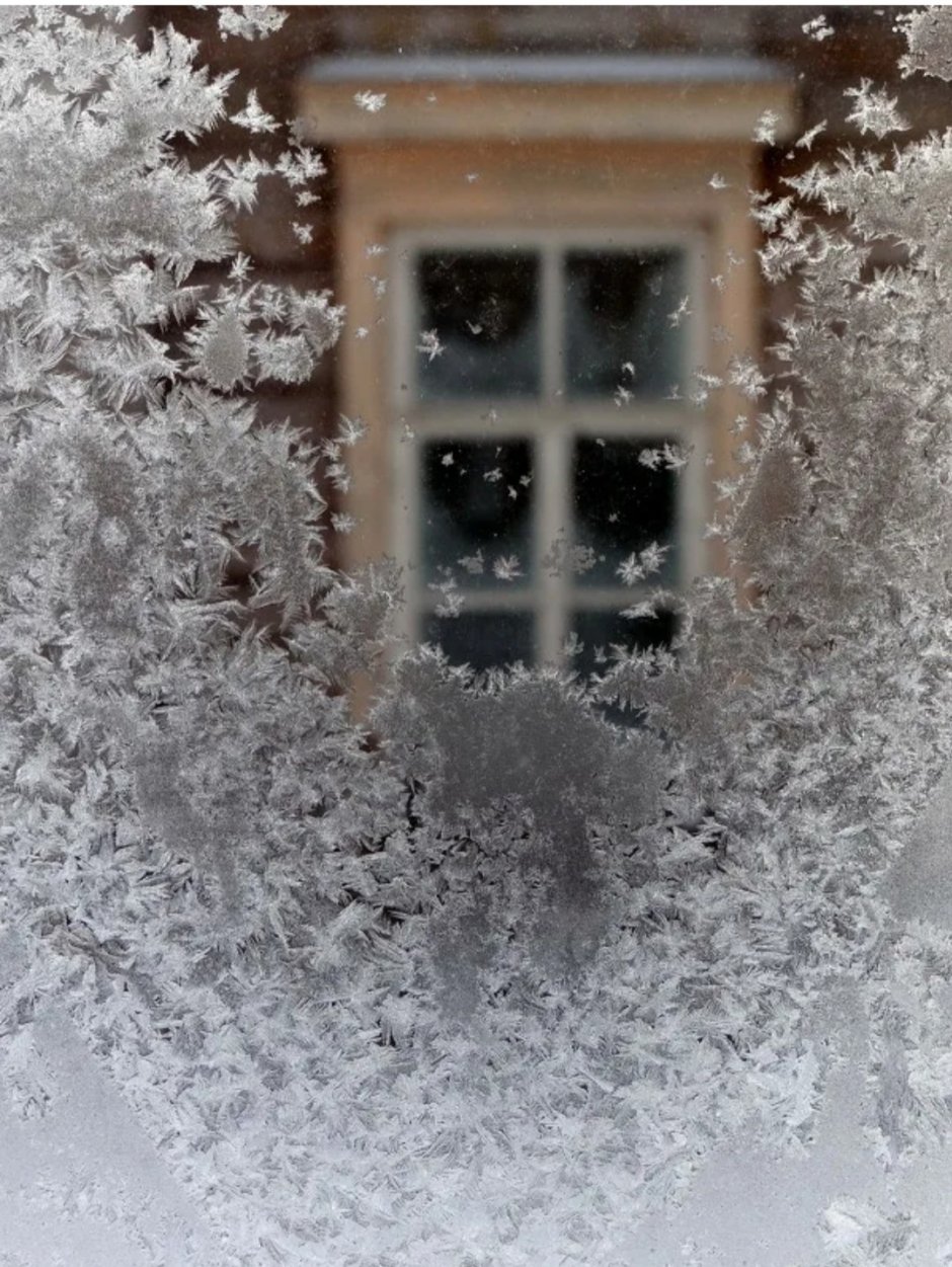 Женщина у окна зима