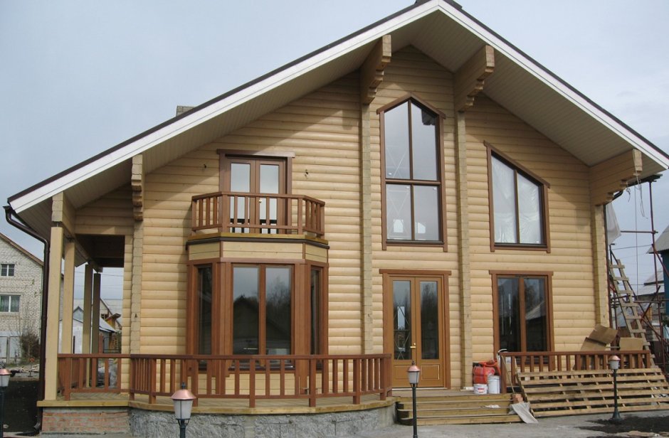 Бежевый деревянный дом