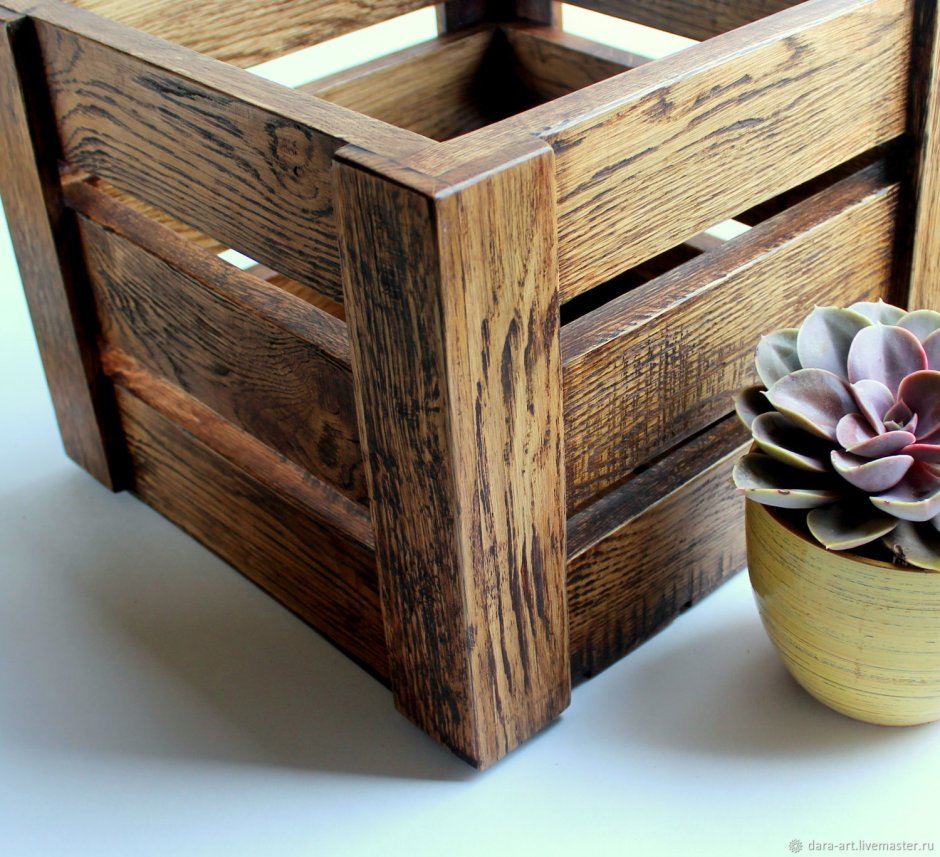 Красивый деревянный ящик