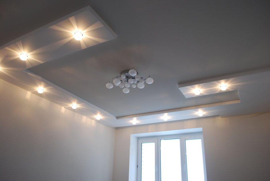 Натяжной потолок с лбстпой и точечными светильник