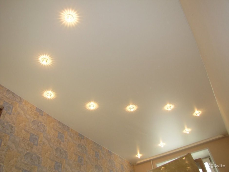 Схема распределения точечных светильников на потолке